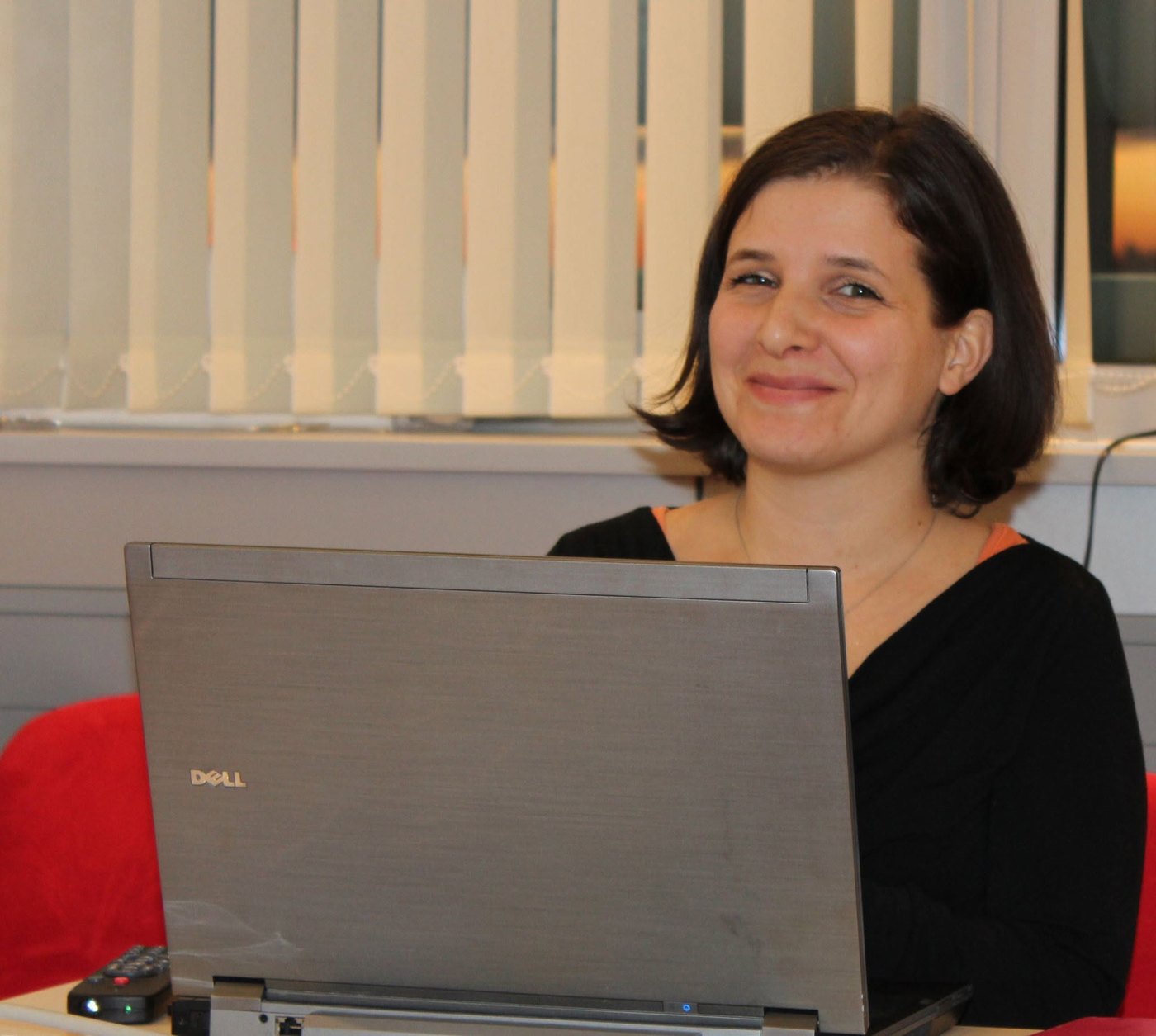Barbara Turk Rupnik ob prenosniku v pisarni